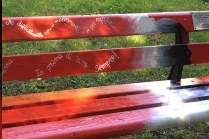 Portula panchina rossa vandalizzata ancora prima dell'inaugurazione: oggi l'evento