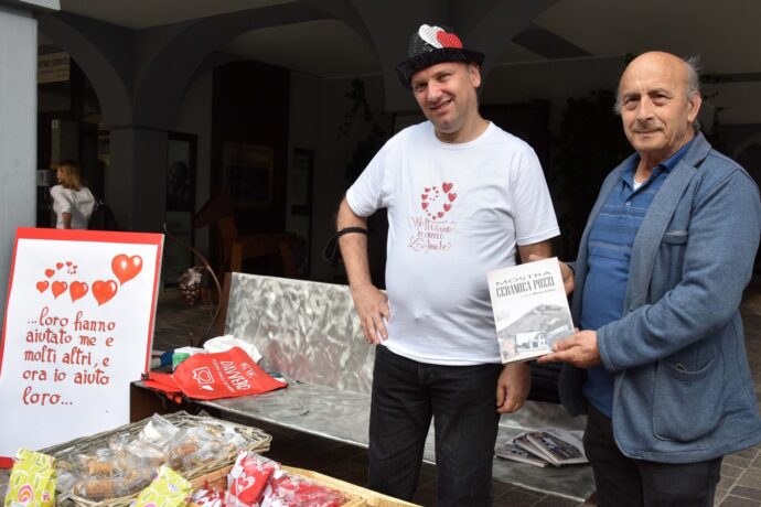 Armando in piazza a Gattinara per aiutare "Vita più"