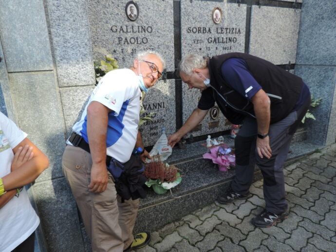 Grim Varallo depone una targa sulla tomba di padre Gallino