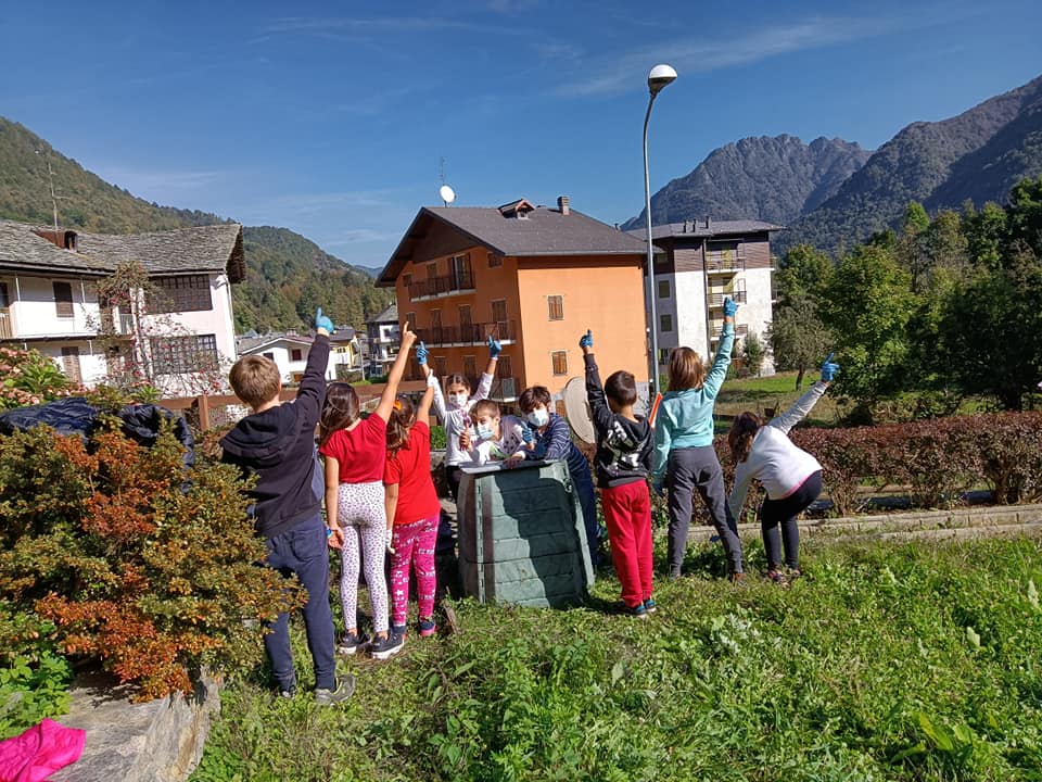Le lezioni all'aperto conquistano gli alunni in alta Valsesia. Le foto