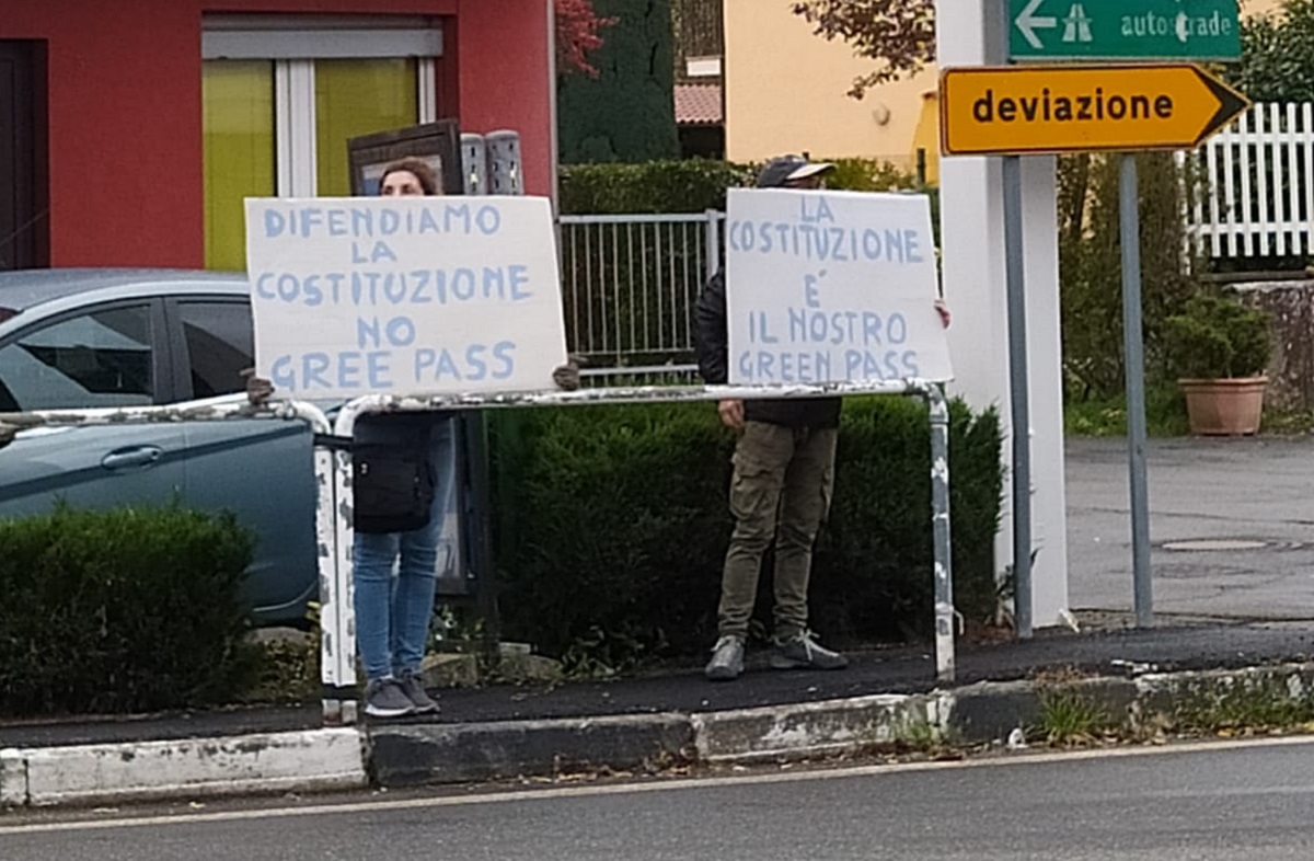 Serravalle protesta No Green Pass con "quelli della rotonda"