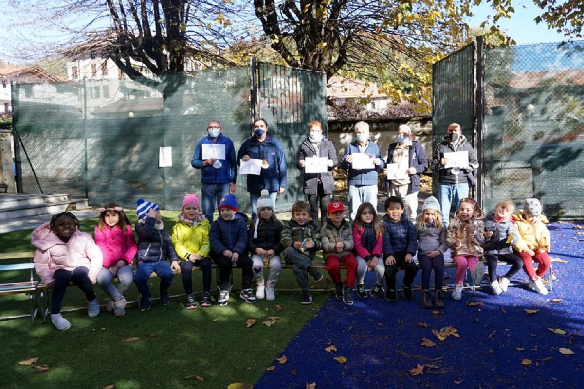 Borgosesia castagnata con bambini e nonni alla scuola Giordano: le foto