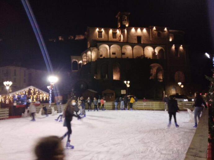 Varallo apre la pista di pattinaggio e gli eventi di Natale: si prosegue sino al 9 gennaio