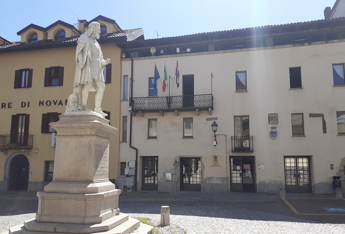 piazza Ferrai Valduggia con municipio