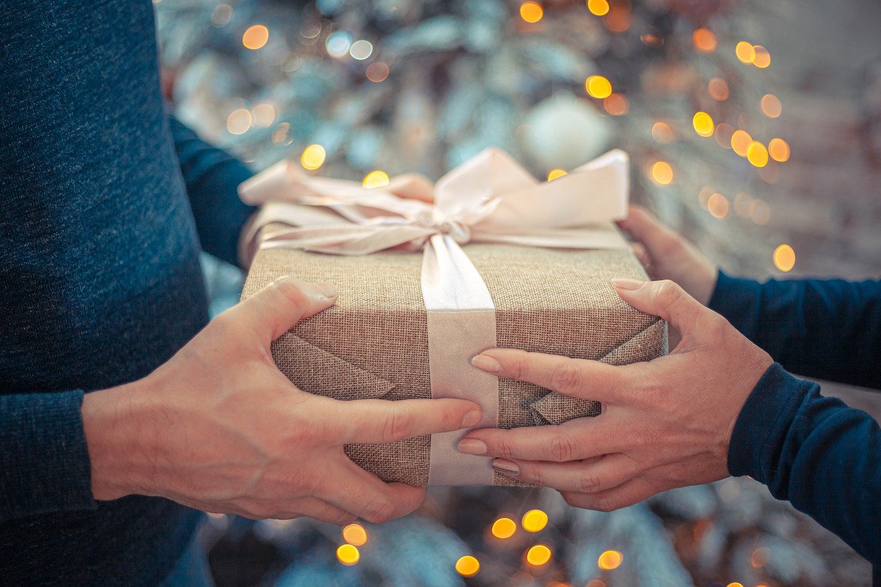 Ghemme tornano le scatole di Natale: per chi ha bisogno di doni e di affetto