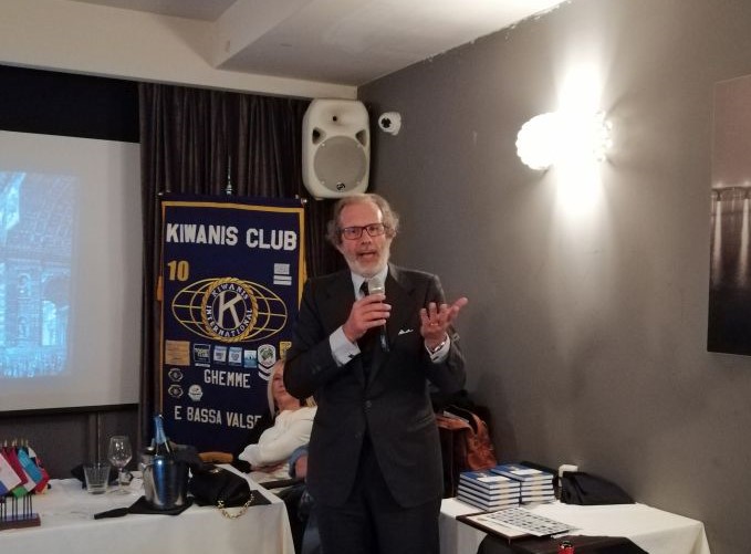 L'unghia lunga del mignolo: il Kiwanis Ghemme parla del galateo