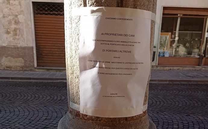 Cartelli contro la pipì dei cani affissi in chiesa parrocchiale a Serravalle