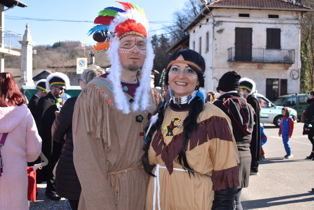 Adulti in maschera al carnevale di Piane di Serravalle