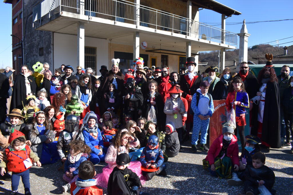 Bambini e maschere al carnevale di Piane di Serravalle