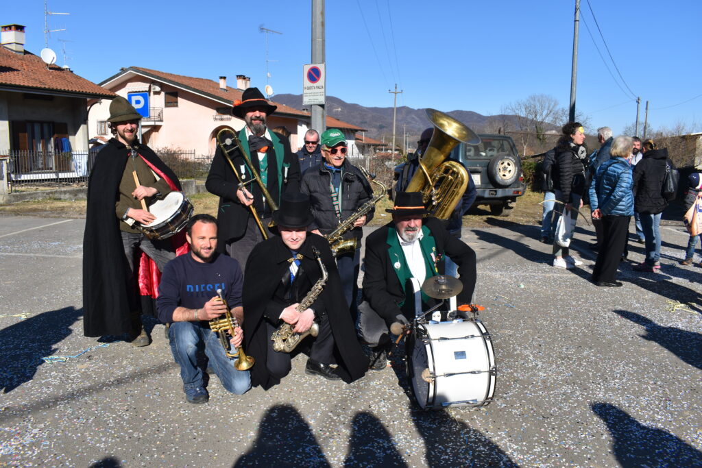 Gruppo maschere al carnevale di Piane di Serravalle