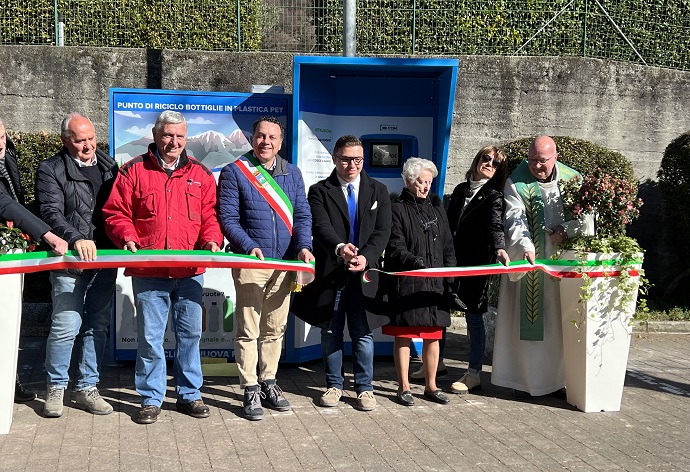 Varallo inaugura il secondo compattatore e ricicla 30mila bottiglie di plastica
