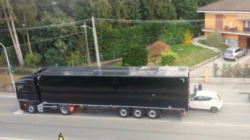 Auto contro camion a Serravalle: incidente in via 25 Aprile