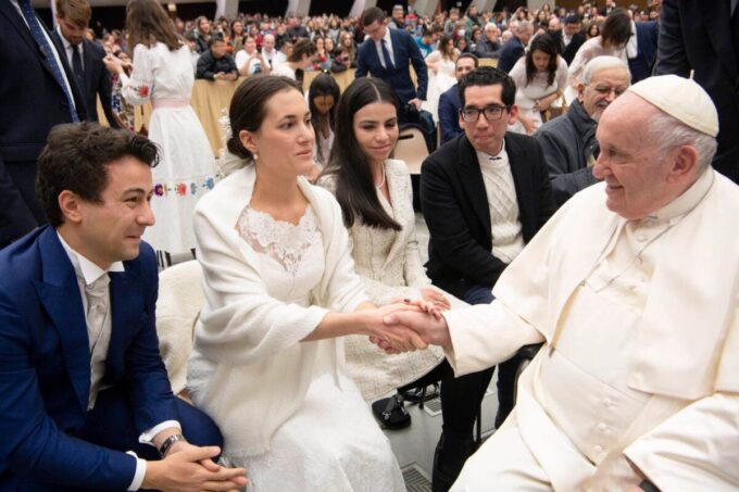 Valdilana, novelli sposi in udienza da papa Francesco -Lorenzo Mirabile e Giorgia Scarpellino dal Papa
