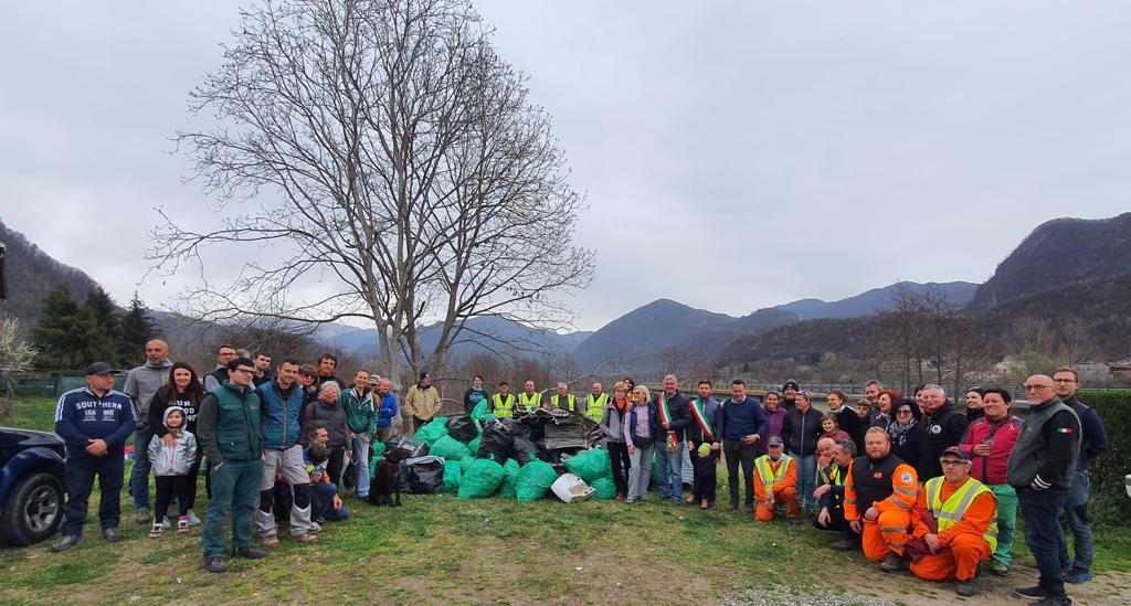 Sessanta volontari a ripulire le rive del Sesia