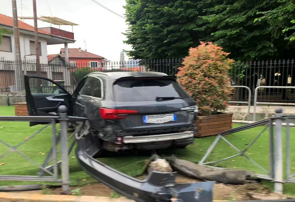 scontro tra auto gattinara