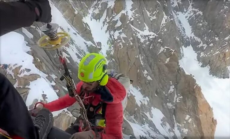 Alpinismo tra neve e rocce: uomo precipita per 300 metri e muore