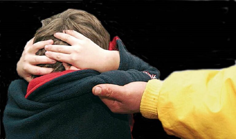 Ventenne adesca ragazzino e lo violenta nel parco