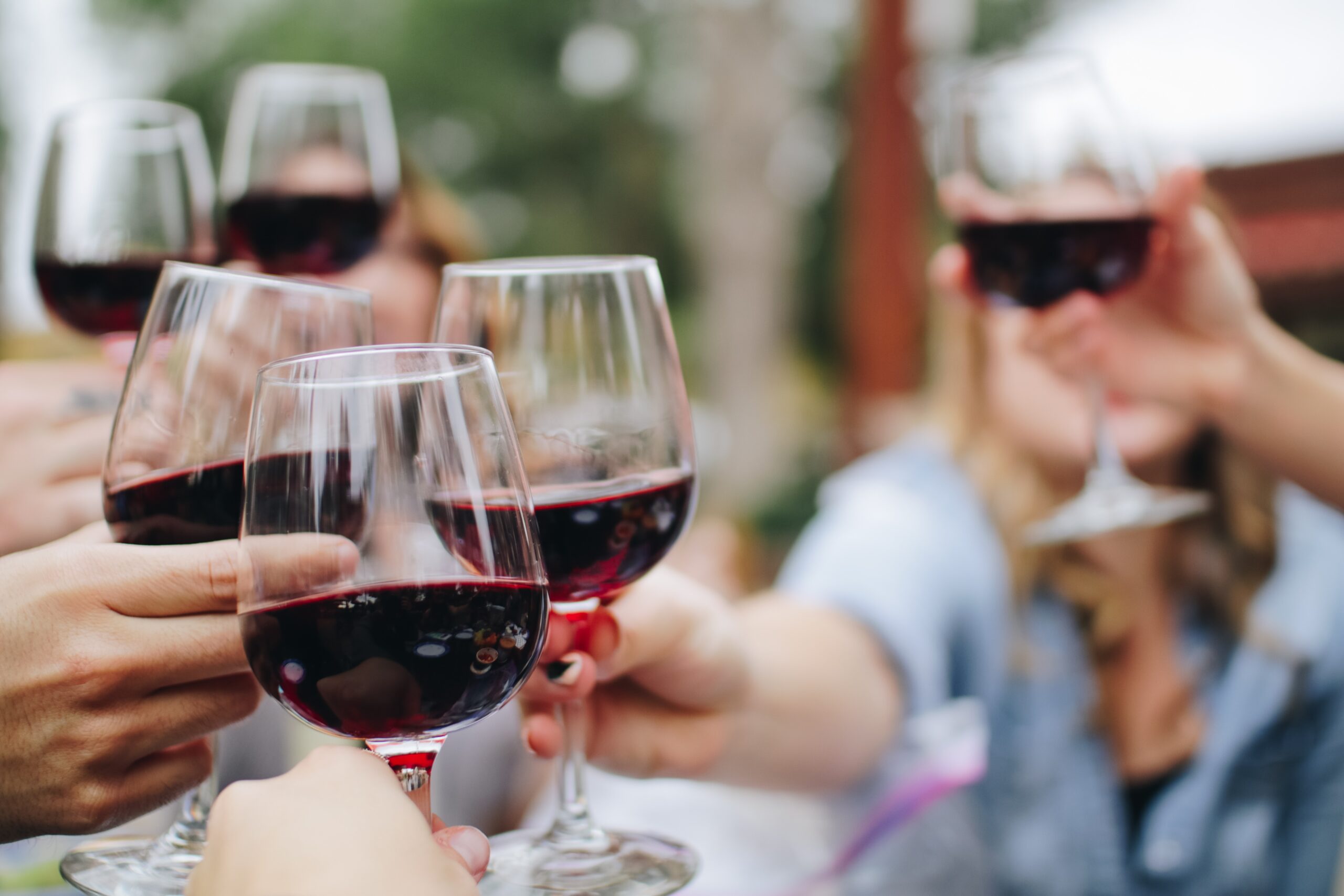 Degustazione di bicchieri di vino (unsplash)