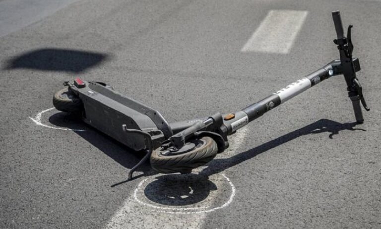 Scontro tra monopattino e auto a Valdilana: 26enne in ospedale