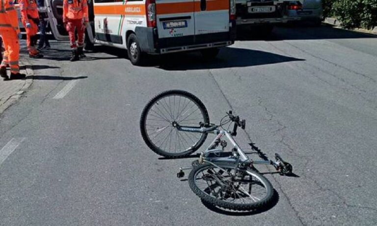 Travolto da un camion: muore ciclista di 29 anni