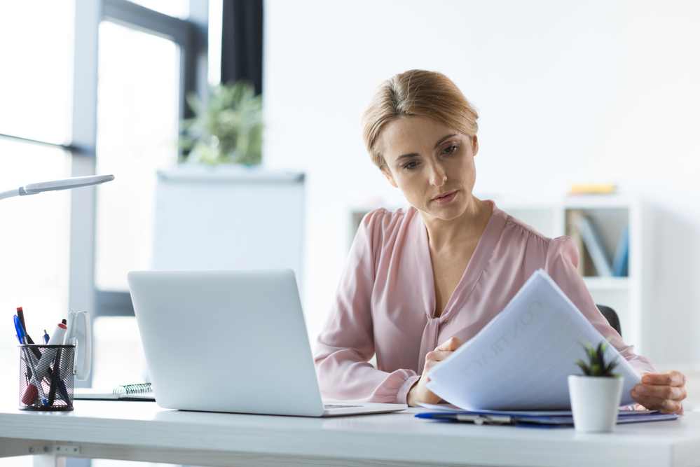 Donna al lavoro al computer