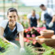 Ragazza al lavoro in azienda florovivaistica - Opportunità di lavoro da Garden Zanet di Prato Sesia
