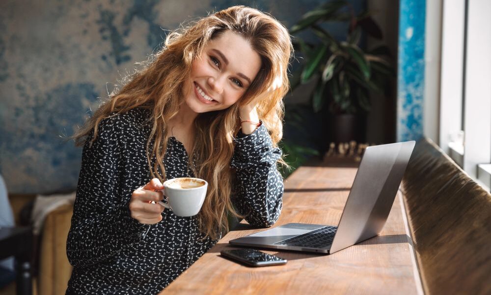 Ragazza al computer