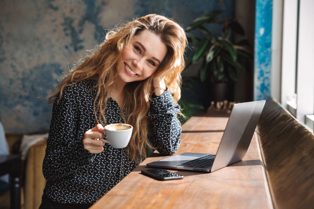 Ragazza al computer