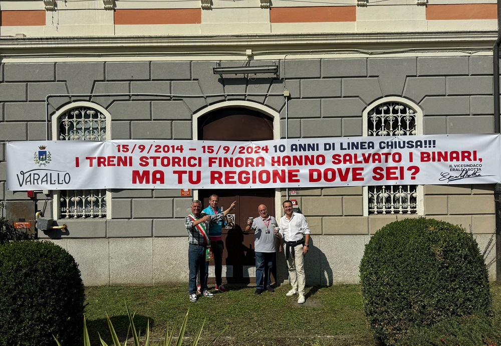 Varallo striscione treno