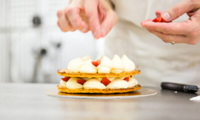 Preparazione di torta millefeuille con panna