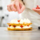 Preparazione di torta millefeuille con panna