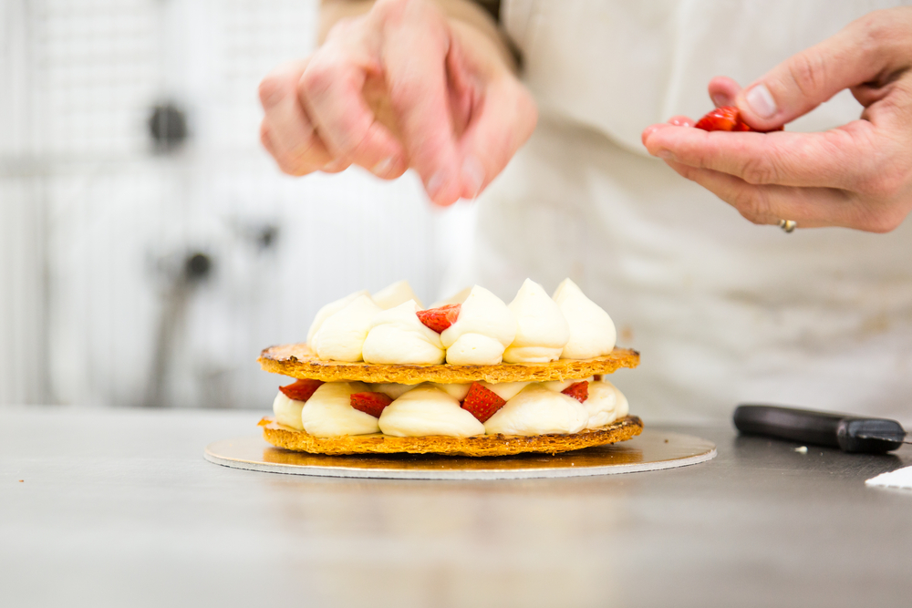 Preparazione di torta millefeuille con panna