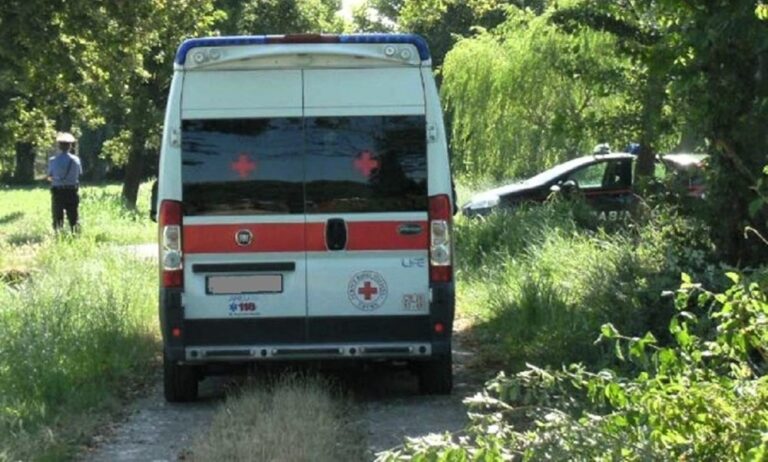 Colto da raptus prende a sprangate una 12enne al parco