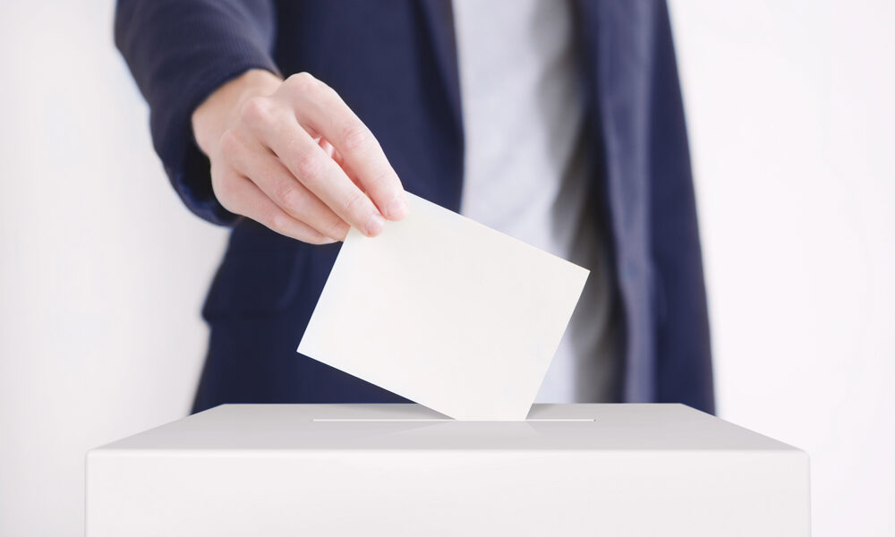 Referendum 8 e 9 giugno - Persona che vota