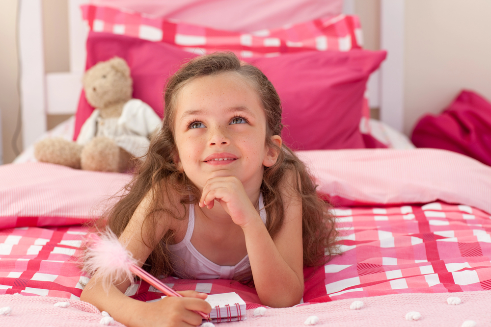 Bimba sul letto della sua cameretta