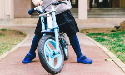 Bambino su moto elettrica
