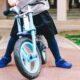 Bambino su moto elettrica