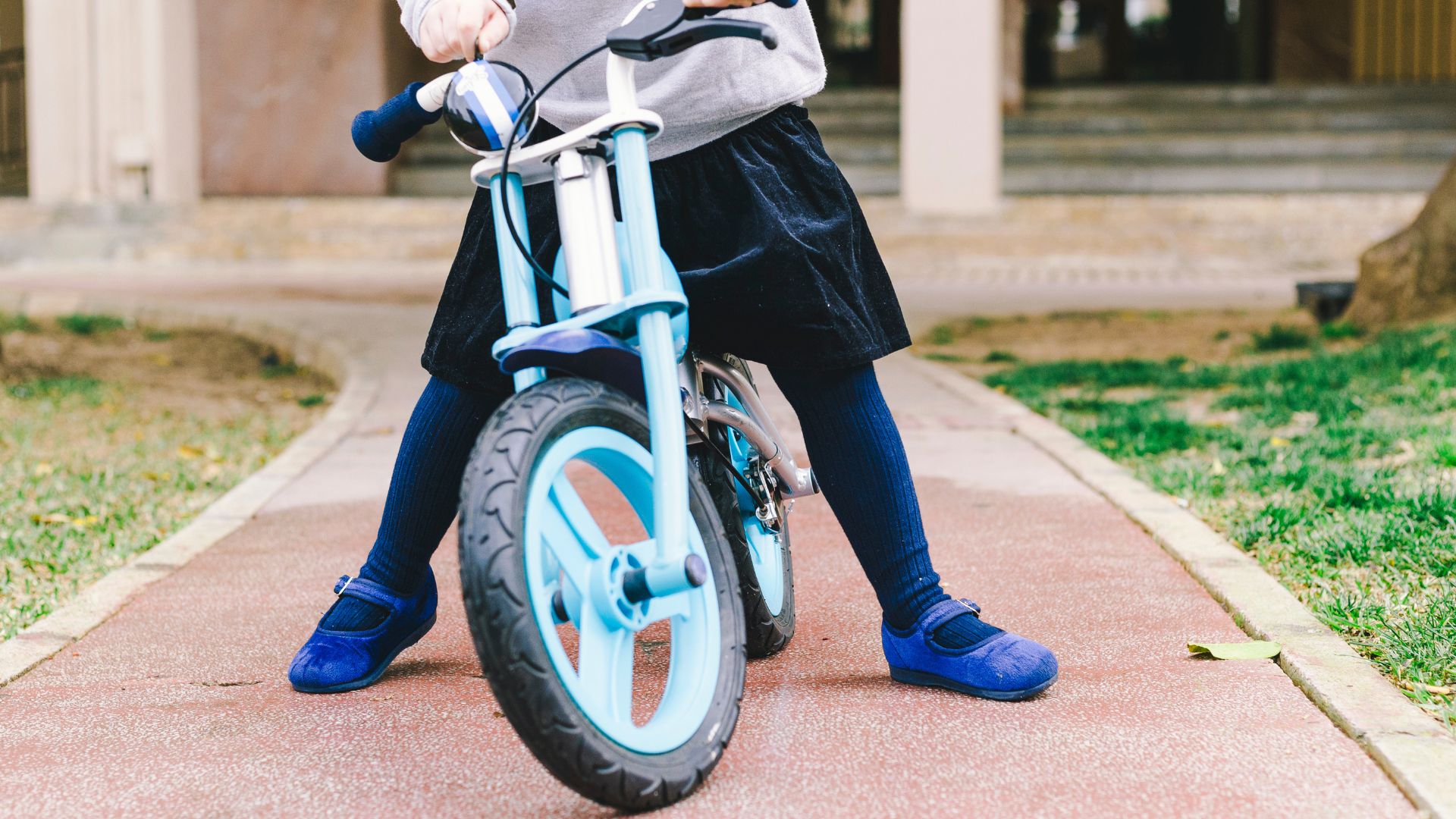 Bambino su moto elettrica