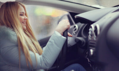 Ragazza neopatentata in auto