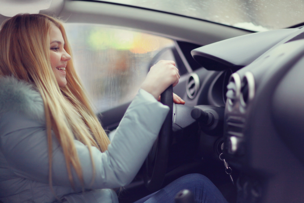 Ragazza neopatentata in auto