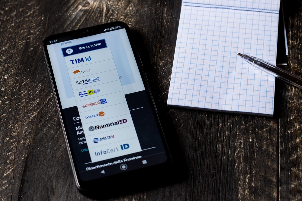 Smartphone con SPID (© Depositphotos)