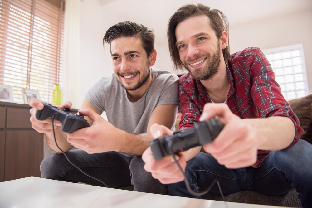 Amici che giocano con videogame