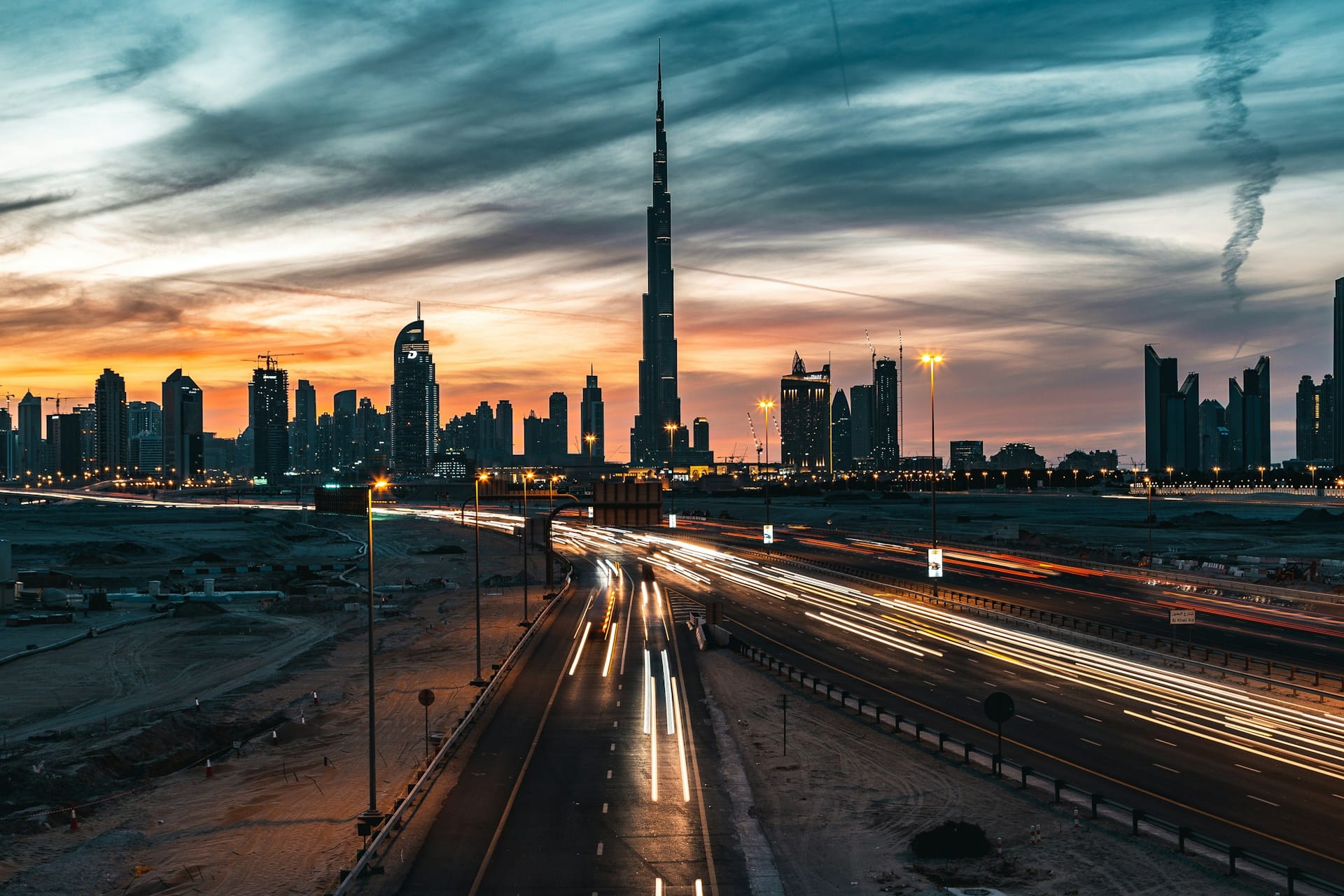 Tramonto, Burj Khalifa, autostrada e cielo nuvoloso in Dubai