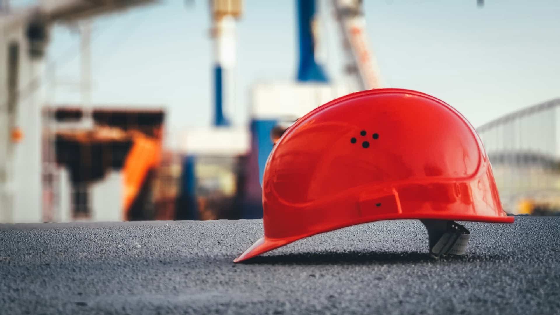 Casco di protezione in cantiere