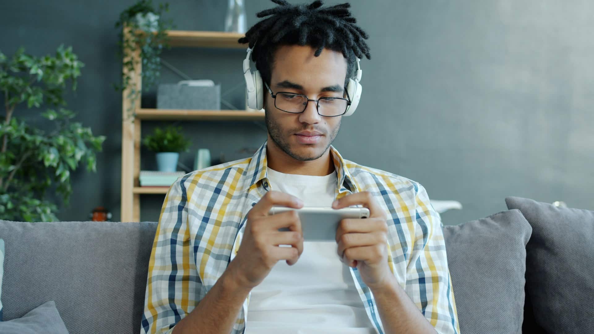 Ragazzo con cuffie e smartphone