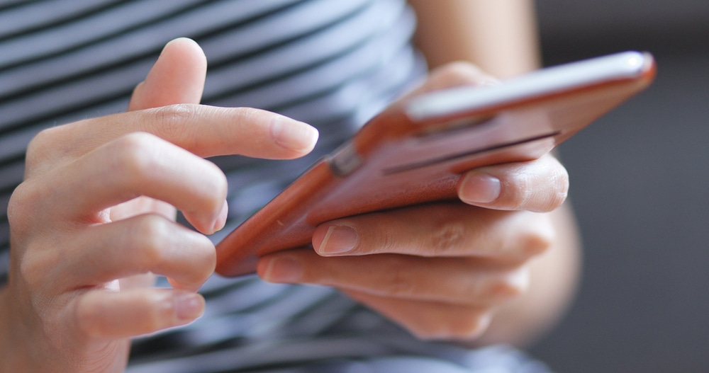 Ragazza che utilizza uno smartphone