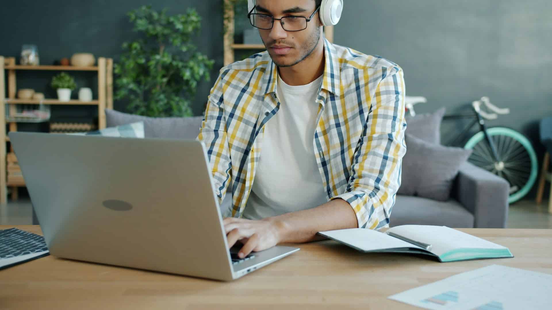 Ragazzo al lavoro sul notebook