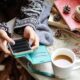 Ragazza con smartphone in mano