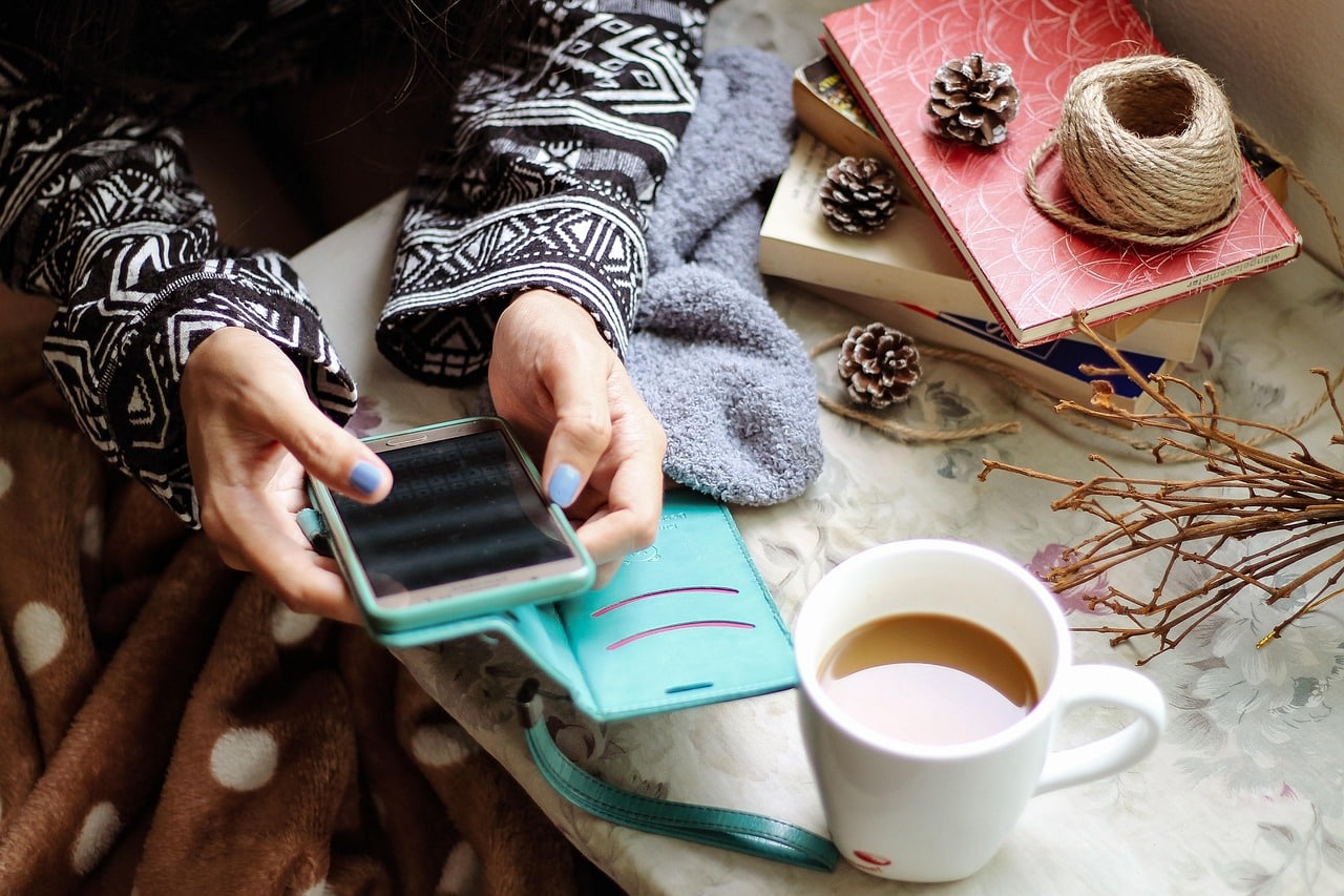Ragazza con smartphone in mano