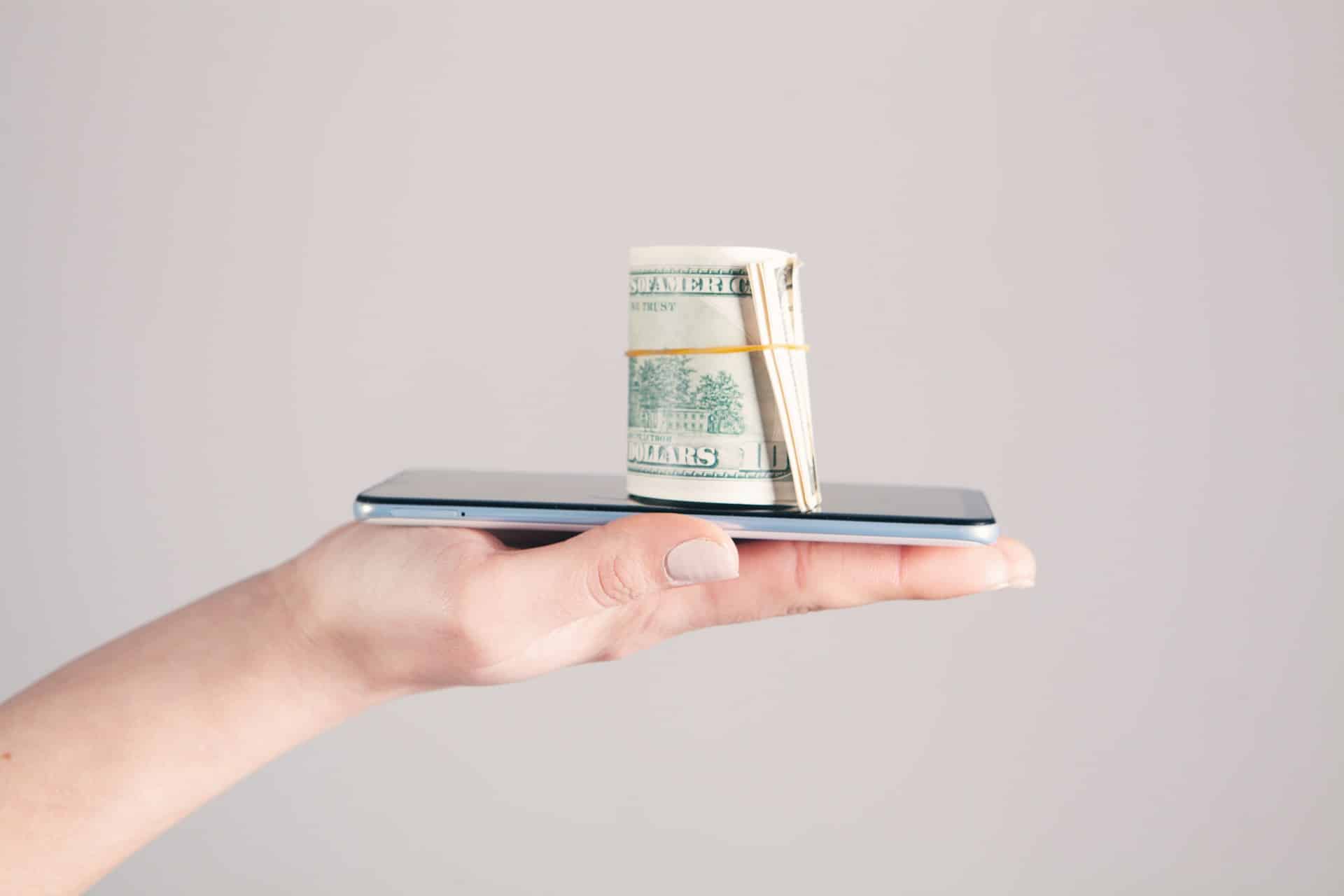 Smartphone e banconote in mano